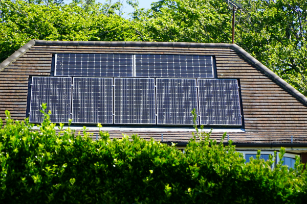 Op verhuurde woning geplaatste zonnepanelen vormen één investeringsgoed met woning voor berekening van aftrek van voorbelasting