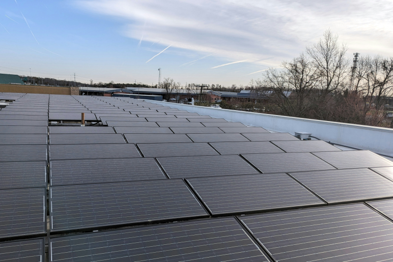 Het plaatsen van eigen zonnepanelen op het gemeenschappelijke dak van een appartementencomplex